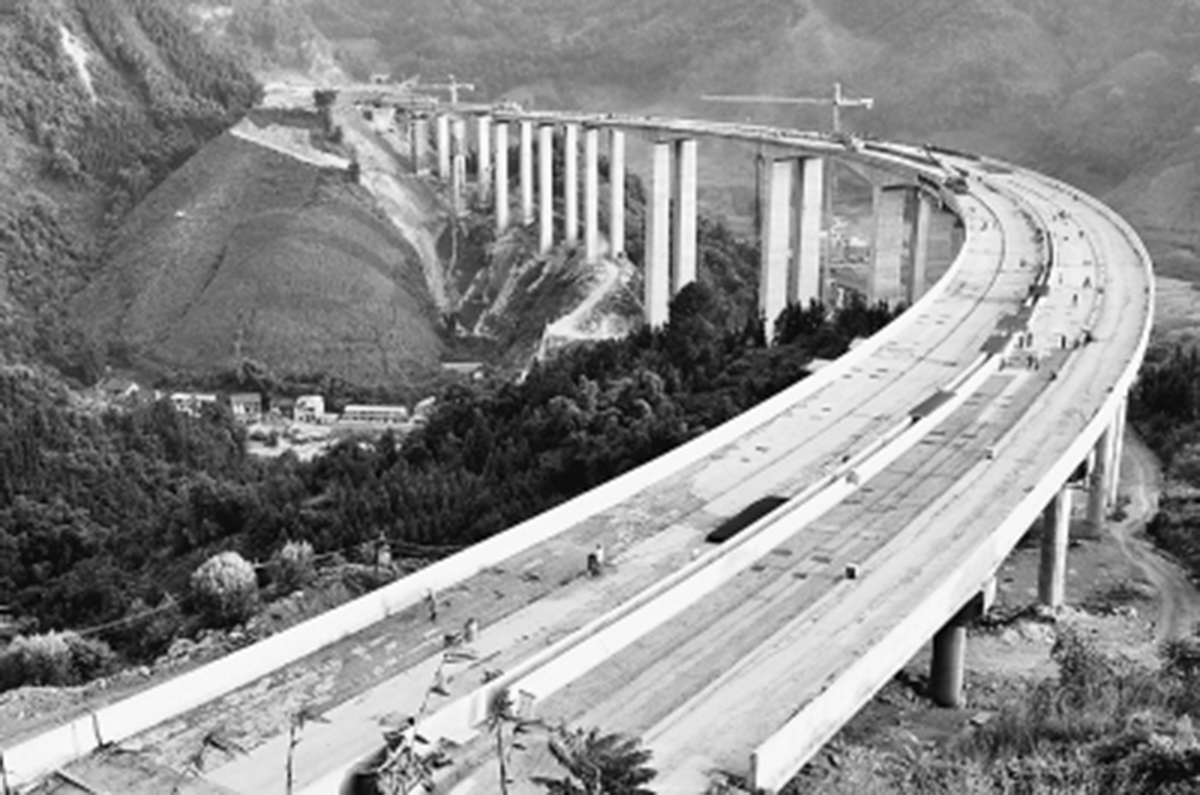 　　俯瞰建設中的拉會高架大橋，“C”字形蔚為壯觀。.jpg